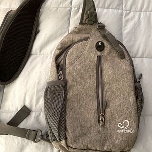 Waterfly crossbody bag. Grey